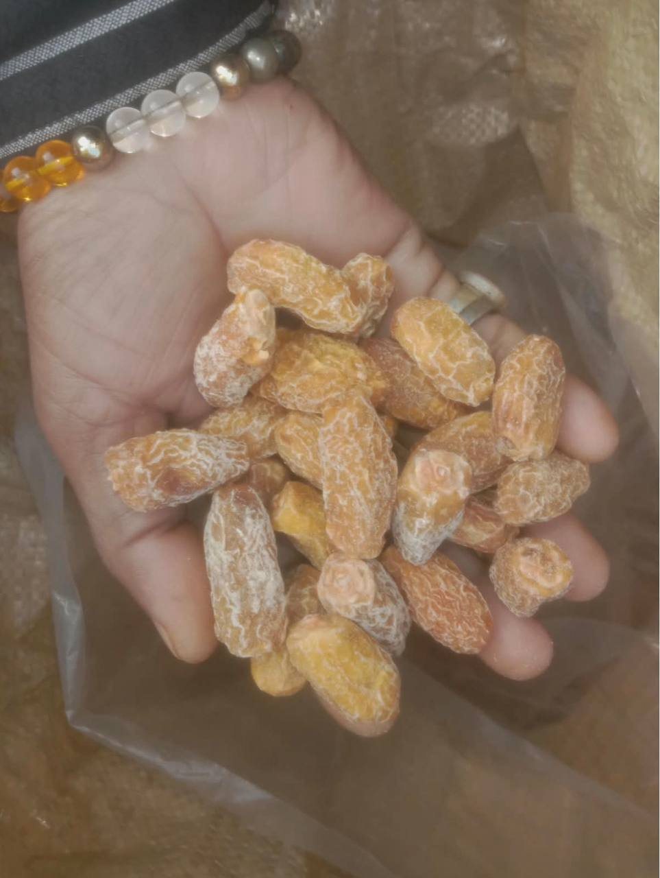 Dried fruit pieces